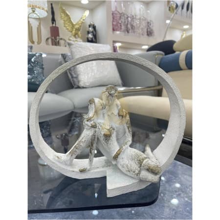 Resin Romantic Couple Figurine in Circular Frame